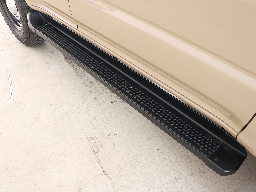 サイドステップ付きで乗り降り楽々！