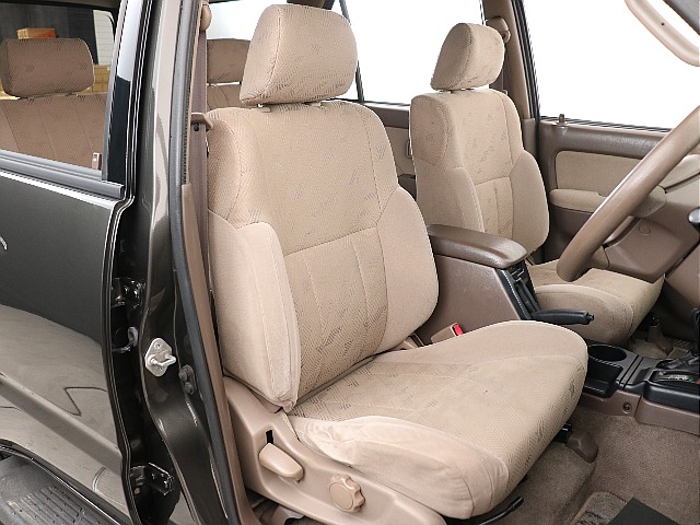 純正シートがここまできれいなんだからあえてシートカバー無しでもカッコいいですよね！