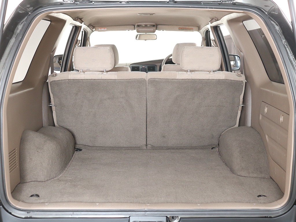 ラゲッジのカーペットもきれいですね。 荷物を全然乗せてなかったんでしょうか、、、