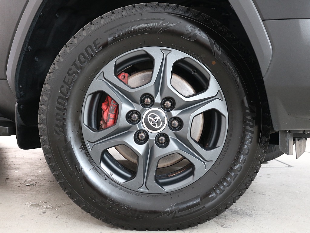 専用１８インチAW！スポークデザインがカッコイイですね！