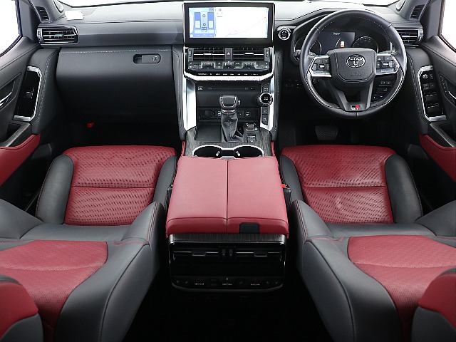 GRスポーツグレード専用の、ブラック×ダークレッド本革パワーシート！