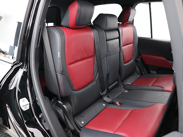 広々としたセカンドシート！リアエンター付きで、遠乗りも苦にしません！
