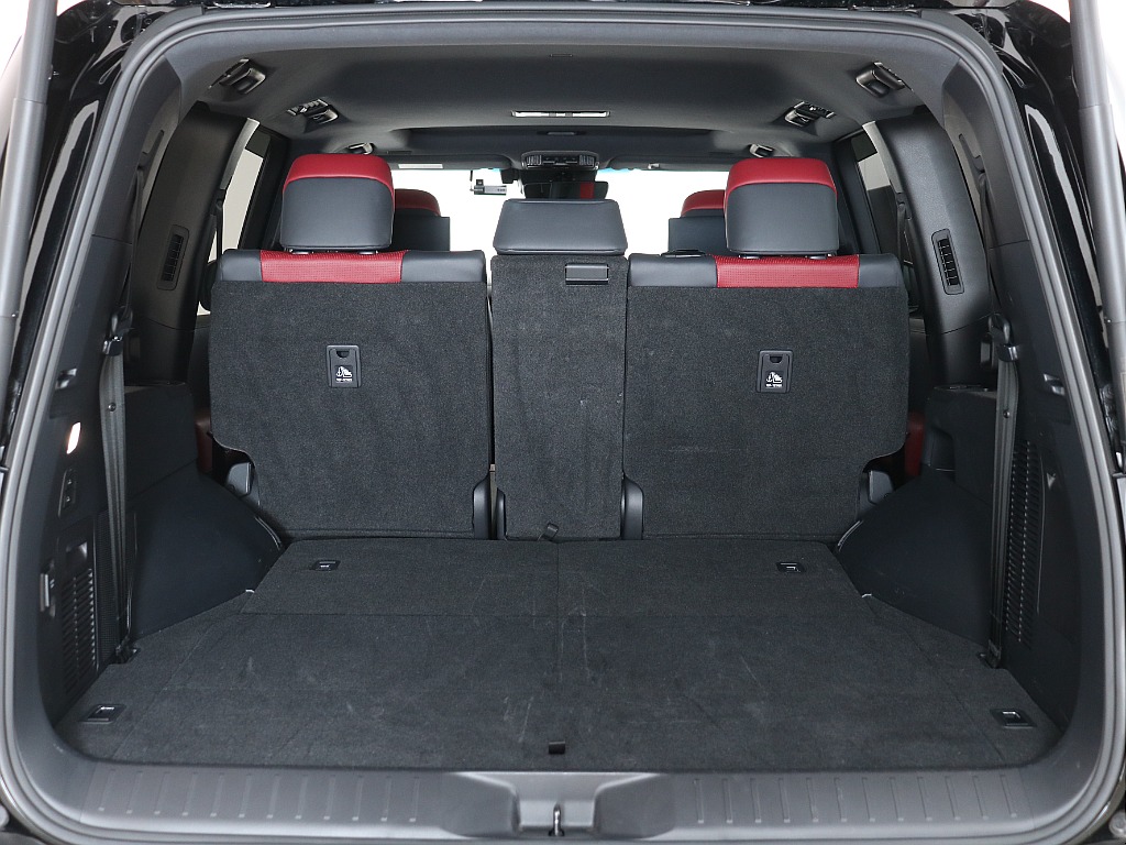 サードシートは床下に電動格納！広大なラゲッジスペースに！