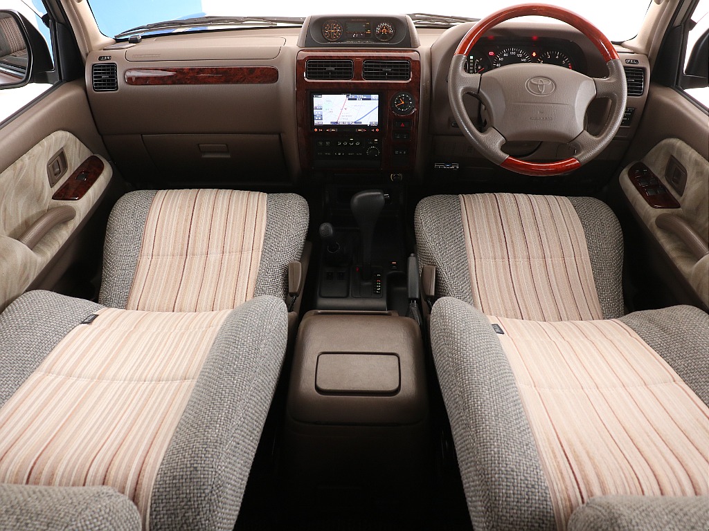 純正ウッドコンビステアリングにシートカバーアレンジ！