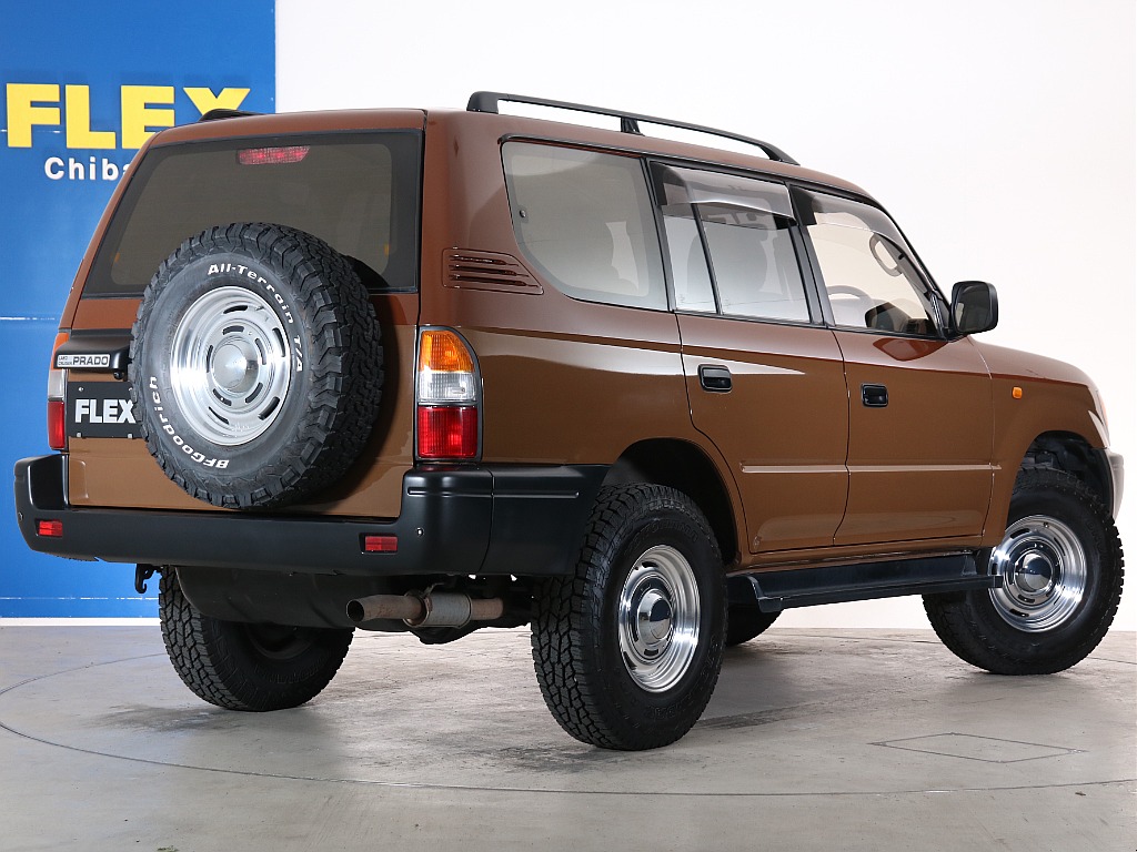 背面タイヤ付きのお車です♪このカラーのお車はなかなか見かけないですね！