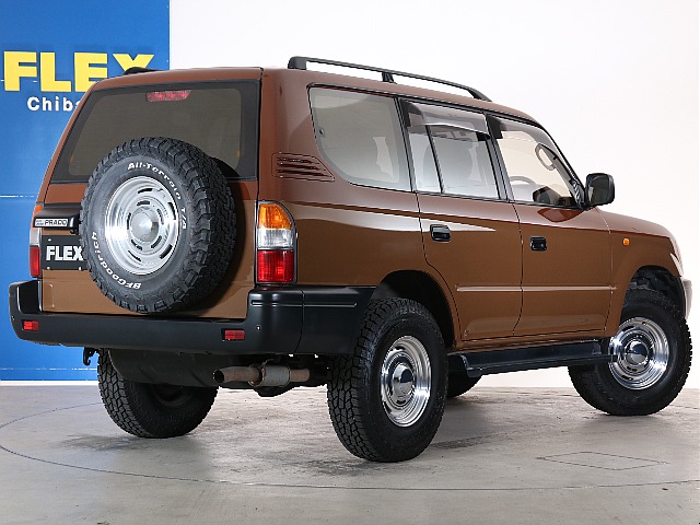 背面タイヤ付きのお車です♪このカラーのお車はなかなか見かけないですね！