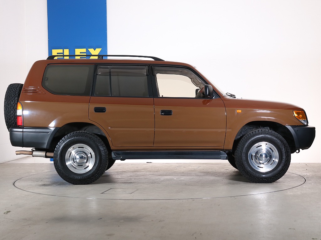 実このお車2トーンカラーです！サイドステップもついていますので乗り降りも安心です！