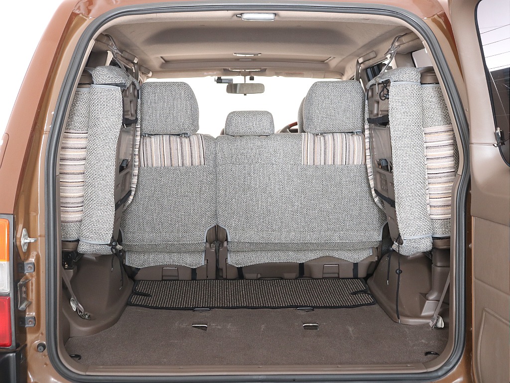3列目は跳ね上げ可能で、広いラゲッジをさらに確保できます！