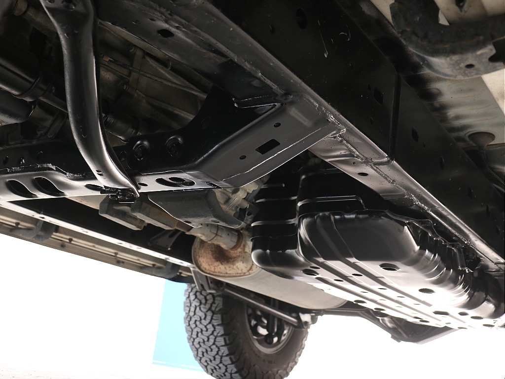 ラダーフレーム＆パートタイム式４ＷＤ！本格派の構造もポイントです！