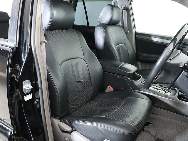 ブラックレザー調シートカバー装着！人気アイテム装備済み！