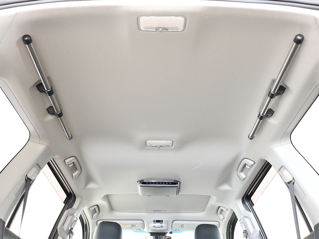 天張りも極めてキレイ！3列目アシストグリップ箇所にバーを設置！