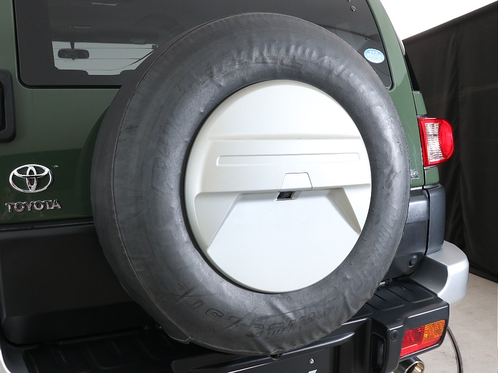 背面タイヤカバーも装備！社外タイヤへのご相談も承ります！