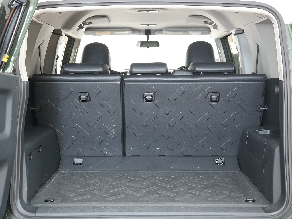ラゲッジスペースは特徴的な樹脂素材フロアです。汚れ物の積み込みにも最適です！