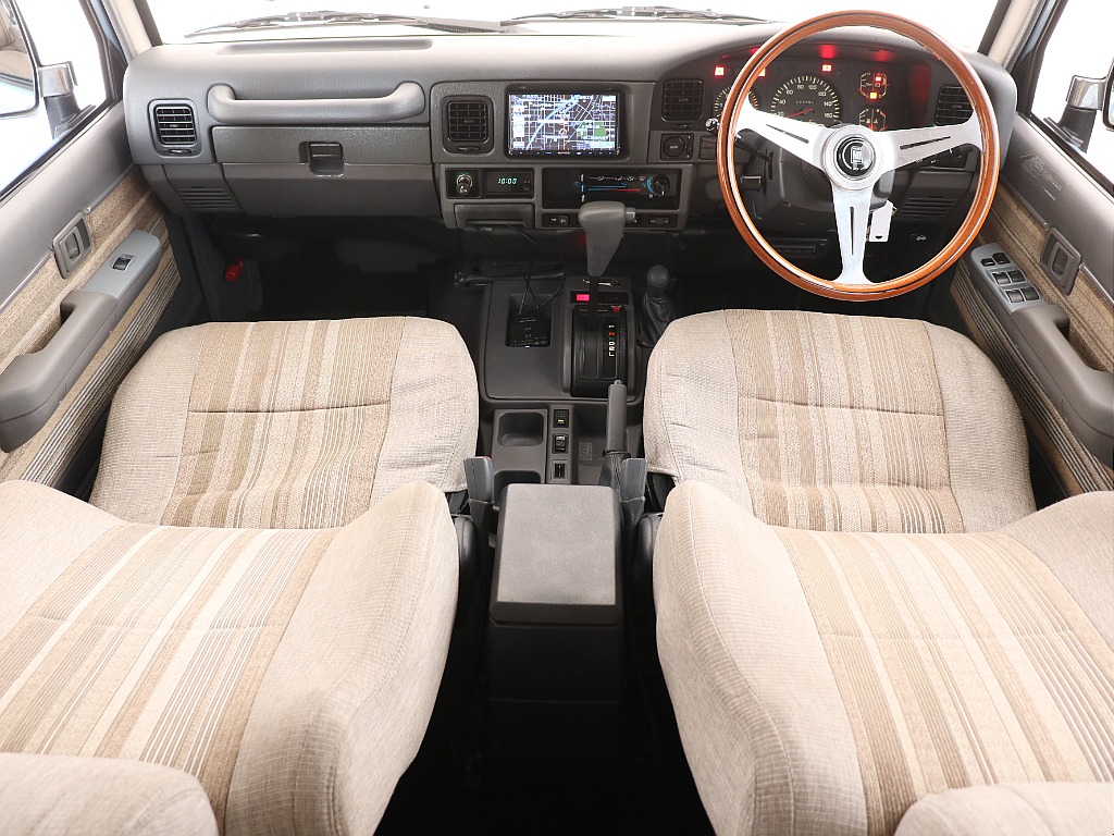 グレー内装に社外シートカバー装着済み！ここからのカスタムもご相談くださいませ。