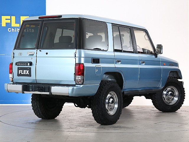 スクエアなデザインのボディー！現代にはないデザインでアメ車をイメージも出来ますね！