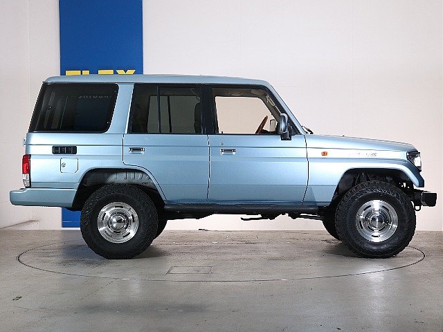 リフトアップを行っておりますが社外チューブステップを装着することにより乗り降りも苦ではありませんね！