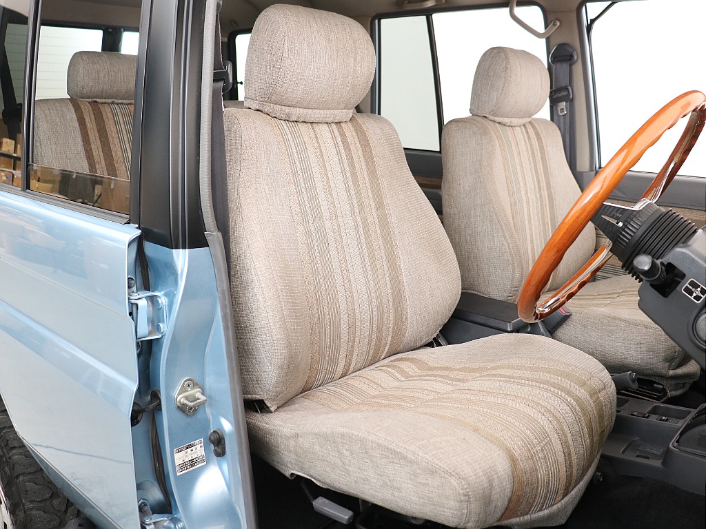 運転席には社外シートカバー装着済み！新品への交換もお気軽にご相談くださいませ。