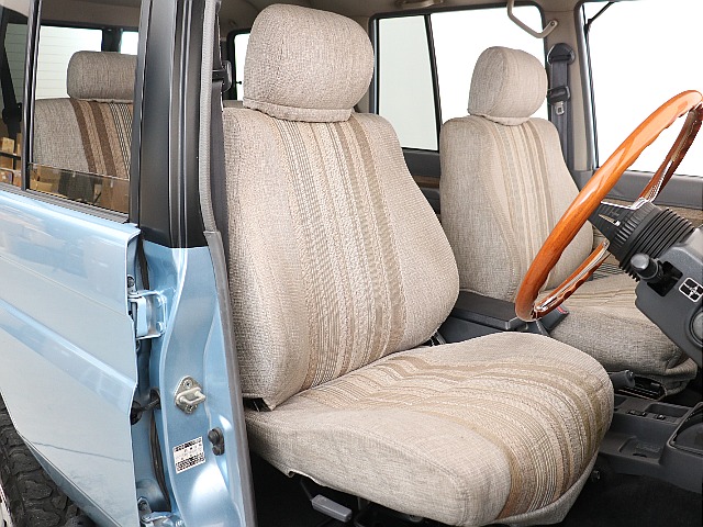 運転席には社外シートカバー装着済み！新品への交換もお気軽にご相談くださいませ。