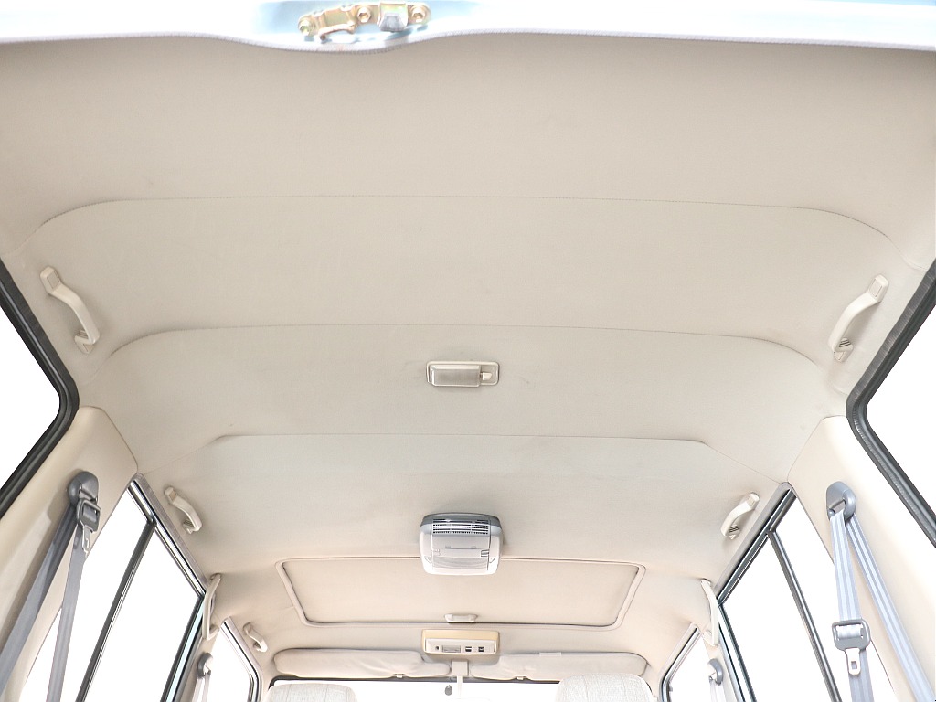 天張りもご覧の通りでサンルーフも完備！状態はグッド！