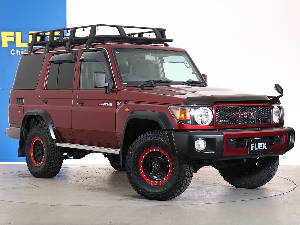 無骨なデザインの角ばったボディーにラックやリアラダーなどの高額装備満載！