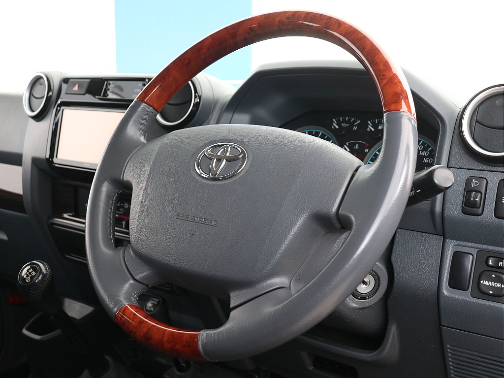 ウッドステアリングで高級感が醸し出されますね！