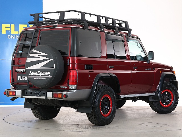 角ばったデザインにルーフラック装着と嬉しい仕様の1台！