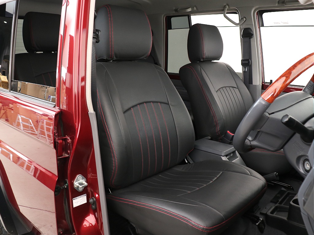 レッドステッチが入ったブラックレザーシートカバー装着済み！
