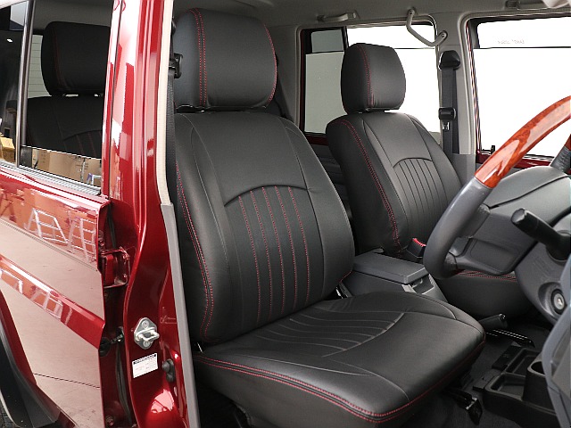 レッドステッチが入ったブラックレザーシートカバー装着済み！