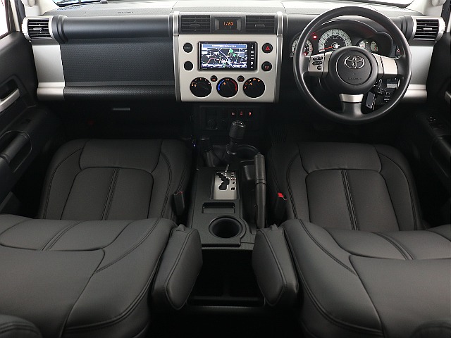 1列目はご覧の通り！内装ですが、かなり綺麗なお車になります！