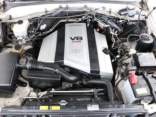 4,700ccのV8エンジン搭載！力強さには定評しかないエンジンですね！