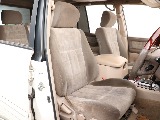 運転席もご覧の通り！シートカバーを装着してあげるのも良しですね！