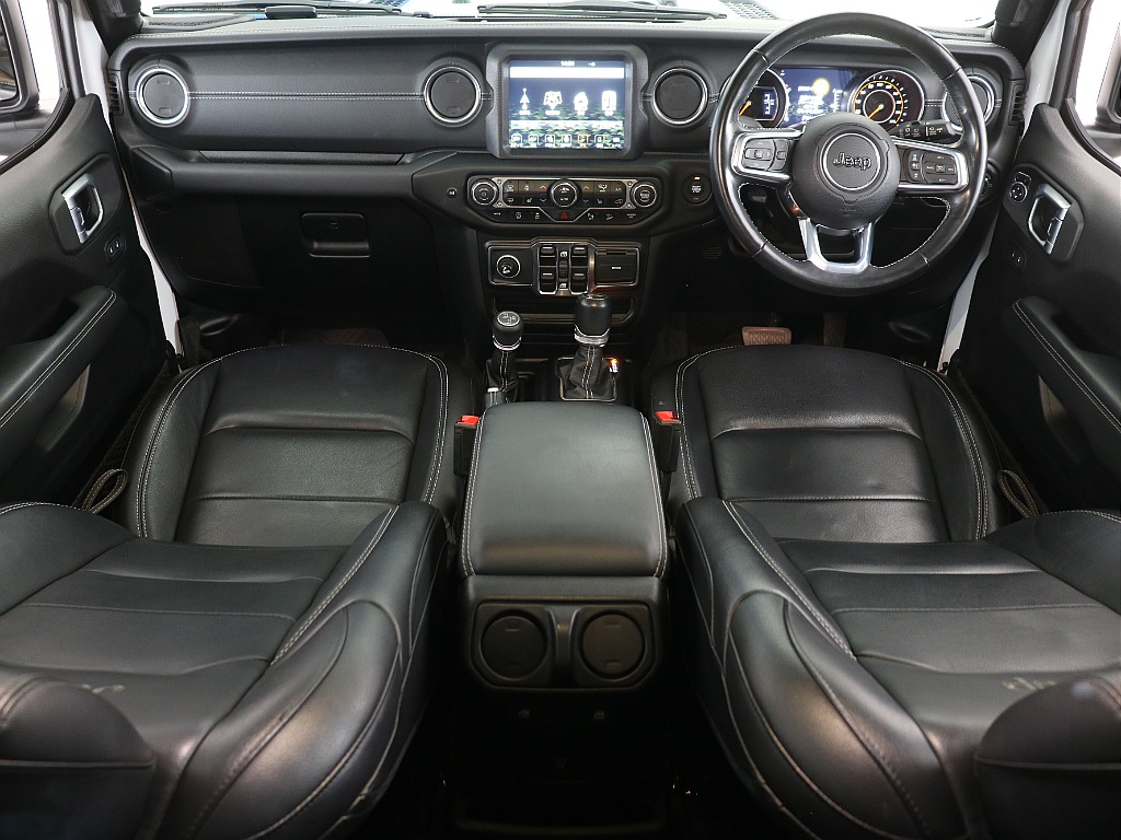 上級グレード標準装備のブラックレザーシート！