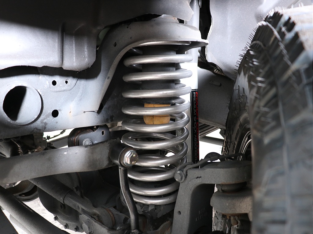 新品ラフカントリー製の2.5インチリフトキット装備！