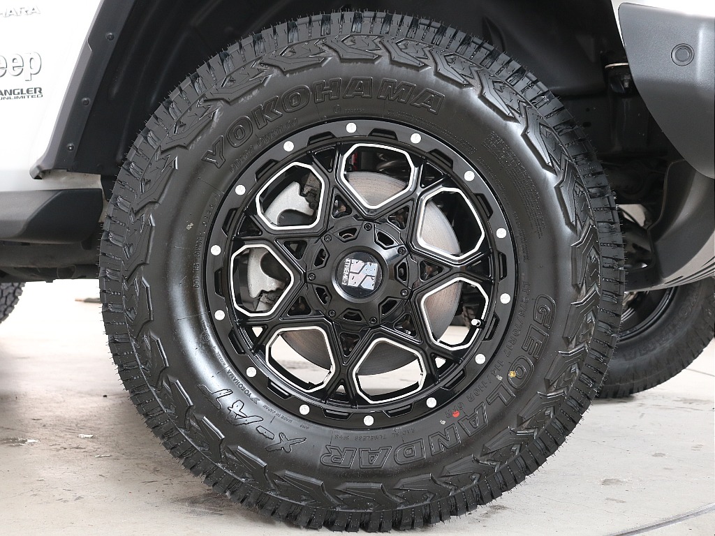 新品XTREME-J XJ06装備。タイヤはヨコハマタイヤX-AT(275/70R17)装備。背面タイヤも合わせて交換済み！