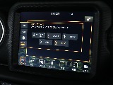 8.4インチ大型Uconnectタッチパネルナビ標準装備。地デジ、CarPlayにも対応！