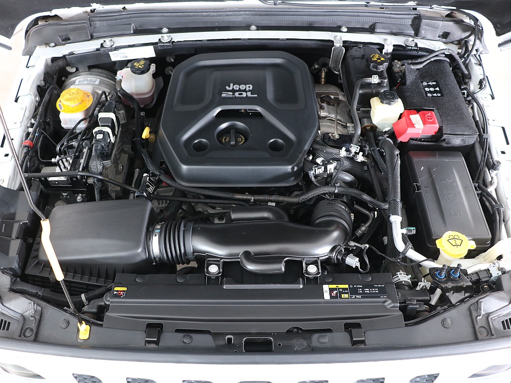 2.0L 直列4気筒ターボエンジン(最高出力272ps/最大トルク400Nm)。低速からのトルクが太く街乗りで快適走行！