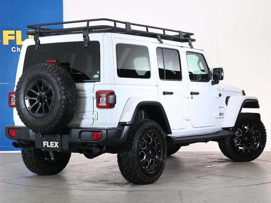 背面タイヤ装備で迫力のリヤビュー！