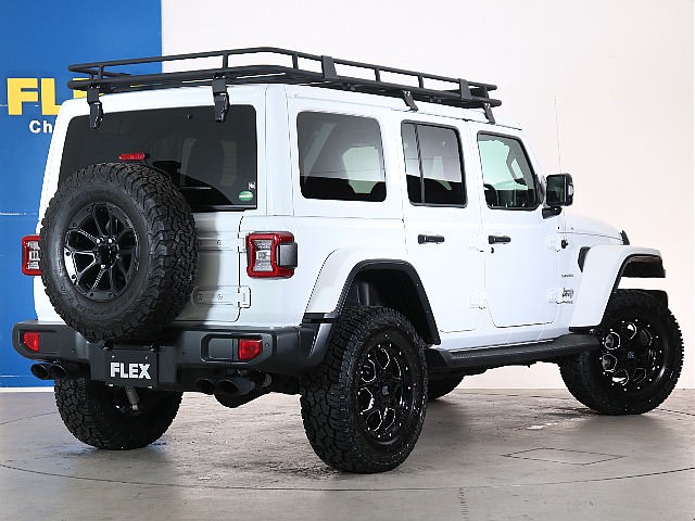 背面タイヤ装備で迫力のリヤビュー！