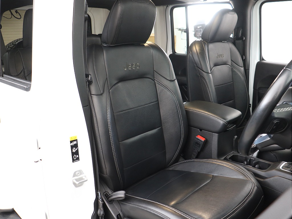 レザーシートのコンディションも良好。冬場に重宝するシートヒータ付き！