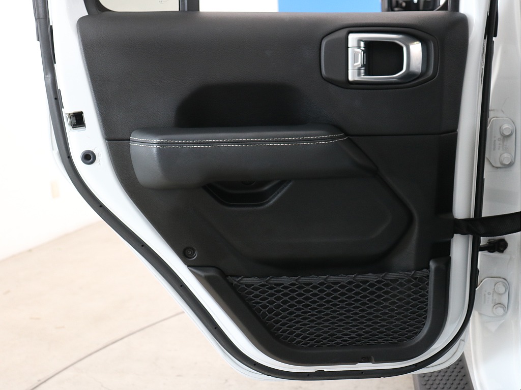 後部座席ドアトリム！