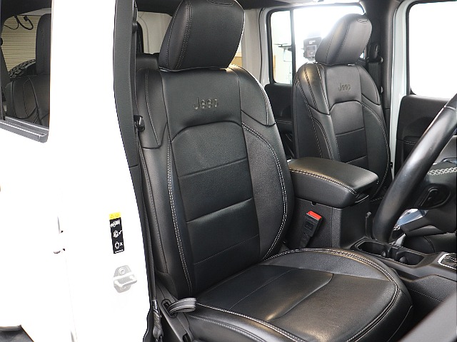 レザーシートのコンディションも良好。冬場に重宝するシートヒータ付き！