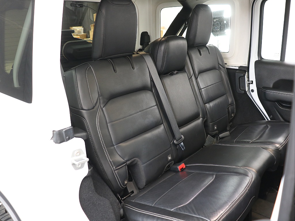 セカンドシートのコンディションも良好！セカンドシートを倒せばフラットにはならないですが工夫次第で車中泊も可能！