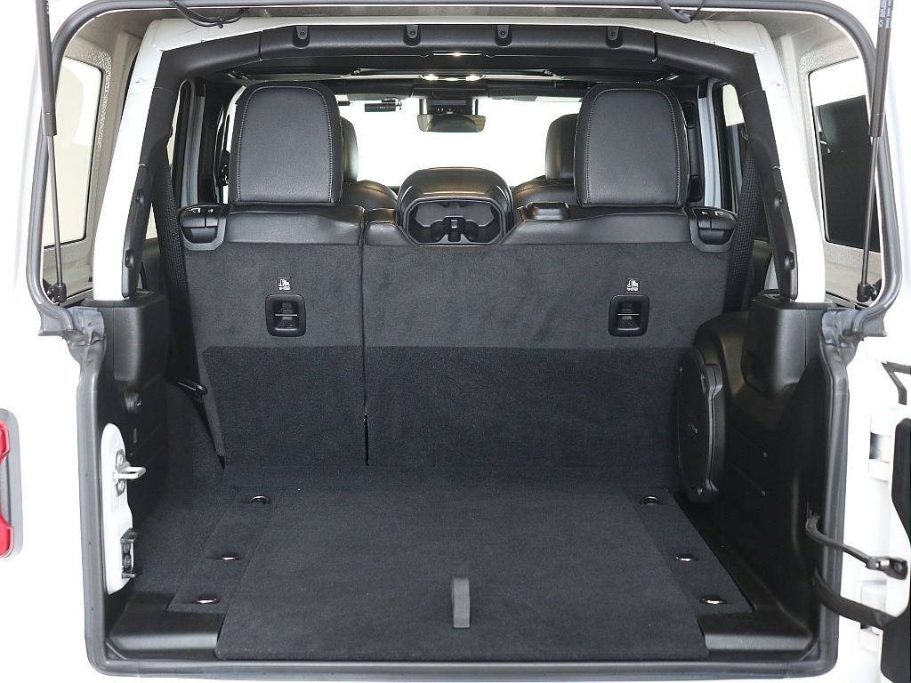 必要最低限の荷室スペース！荷室長：約925mm～約970mm(通常)、約1650mm～約1710 (セカンドシート倒した時)　荷室幅：約1045mm～約1100mm　荷室高：約1050mm