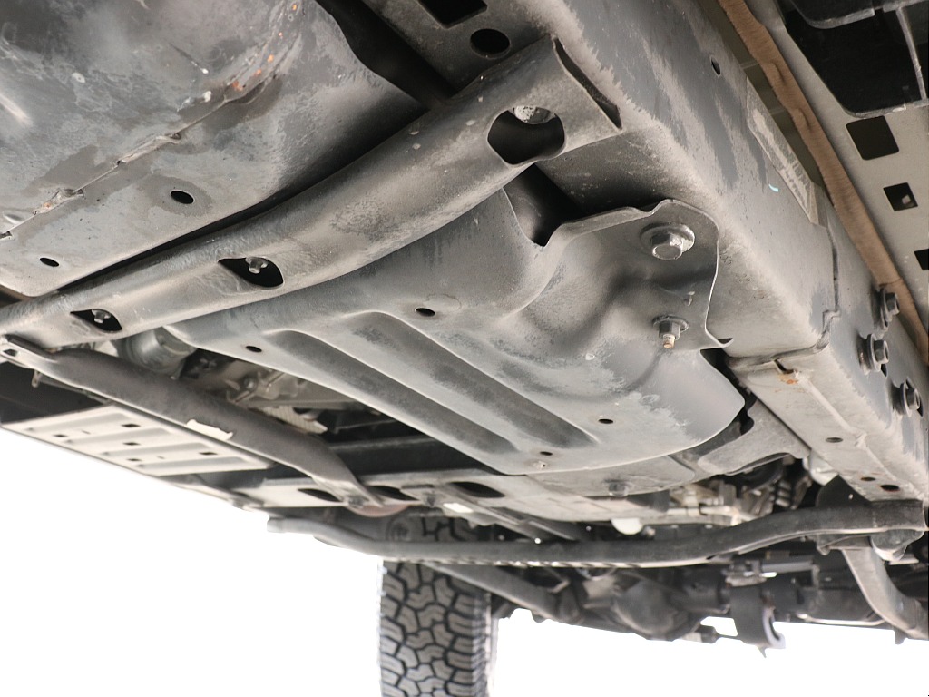 堅牢なラダーフレームも健在！状態も良いですが、下廻りの防錆パスターもお気軽にご相談ください！