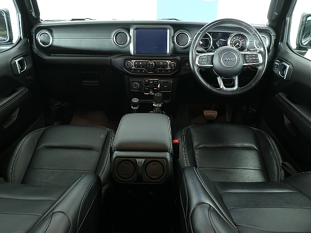 ブラックレザーシートで高級感のあるデザインを感じられます！