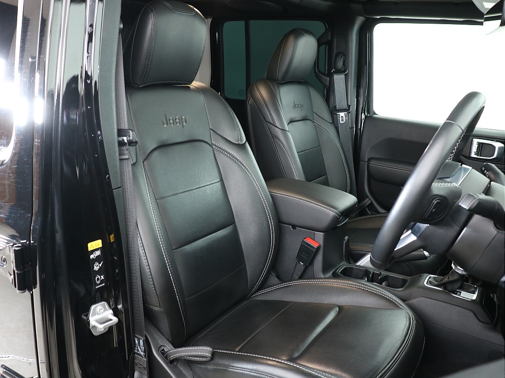 運転席もご覧のクオリティー！綺麗に保たれている印象です！