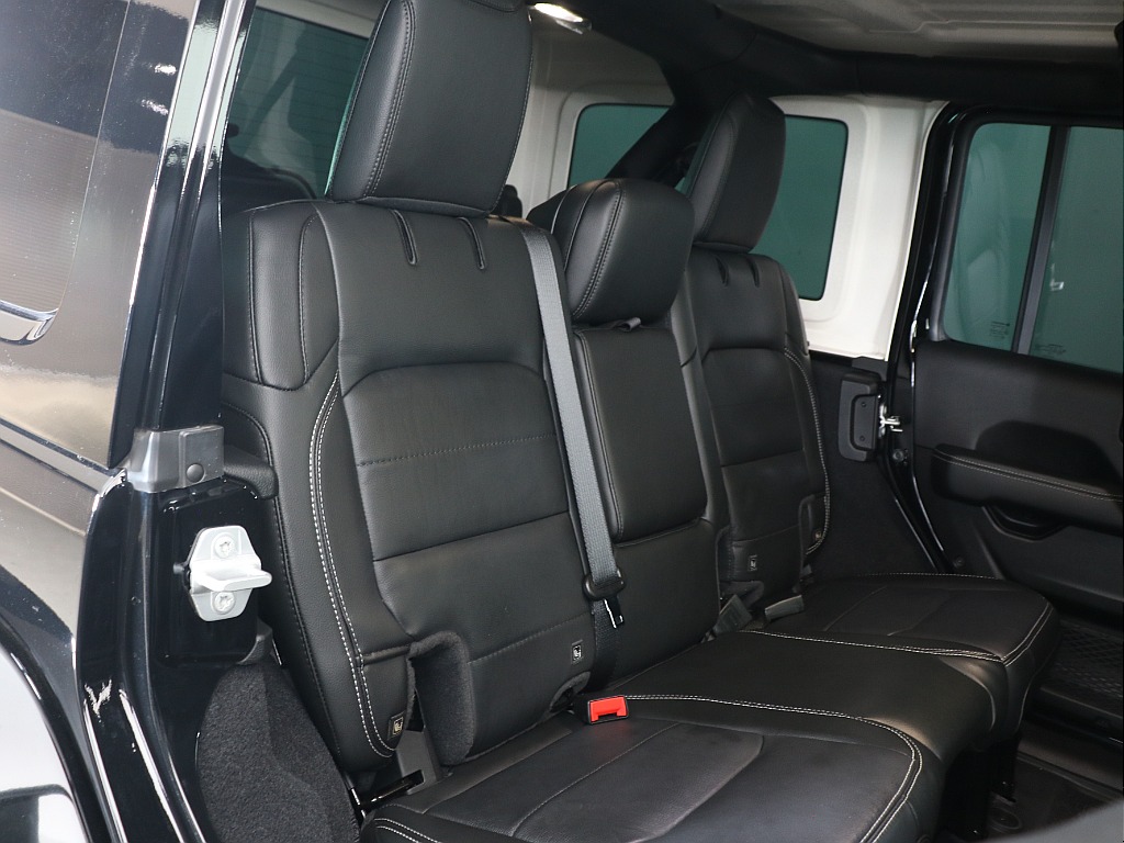 後部座席も傷や汚れなどなく綺麗に保たれております！