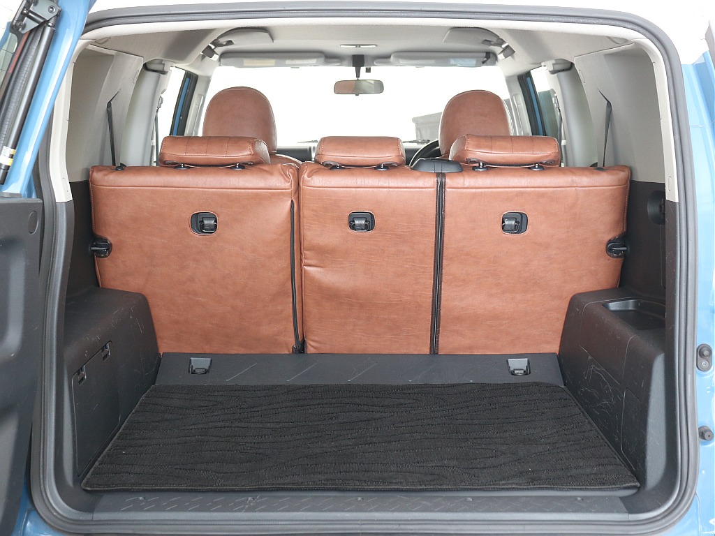 ラゲッジスペースもご覧の通り！レジャー用品やその他荷物を積載するには充分すぎるスペースです！