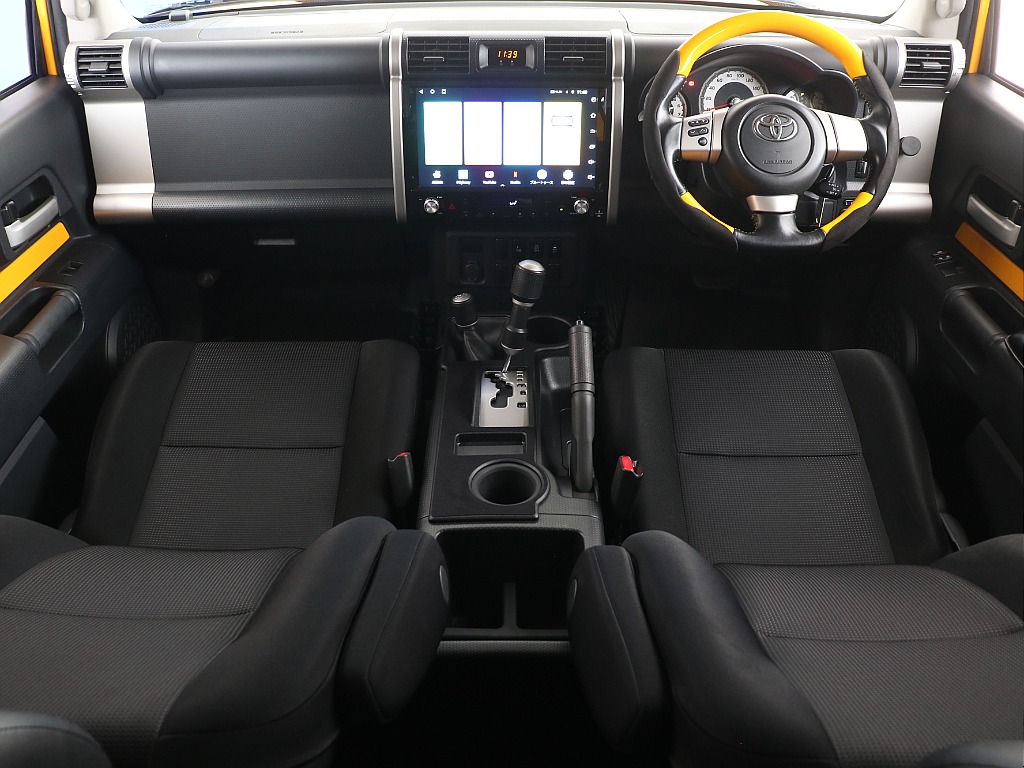 キレイに保たれている内装！FJクルーザーには本来設定の無い、後付けのアンドロイドナビが目を引きます！