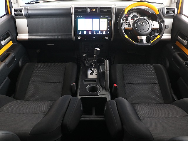 キレイに保たれている内装！FJクルーザーには本来設定の無い、後付けのアンドロイドナビが目を引きます！